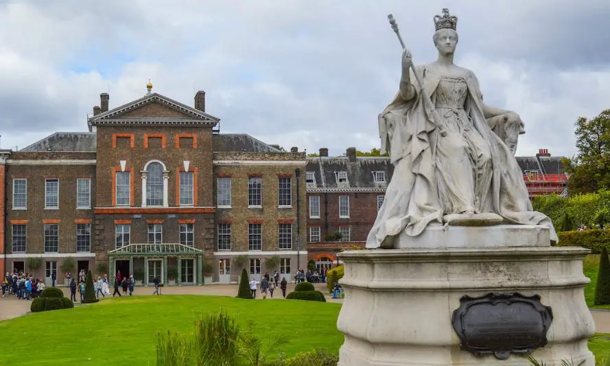 قصر كنسينغتون وحدائقه في لندن بريطانيا